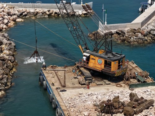 Πετροκάραβο: Παρεμβάσεις για ασφαλέστερη είσοδο στο αλιευτικό καταφύγιο
