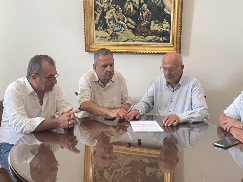 Έπεσαν οι υπογραφές για τα τρία ειδικά σχολεία της Χίου