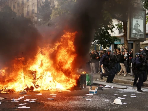 Όταν η οργή του δρόμου γίνεται προθάλαμος του σκοταδισμού: Τα επικίνδυνα ευρωπαϊκά σημάδια και η σκιά της Βαϊμάρης