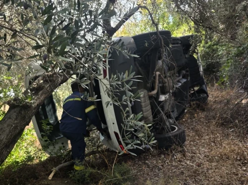 Εκτροπή οχήματος στις Καρυές – Επιχείρηση απεγκλωβισμού οδηγού από την Πυροσβεστική