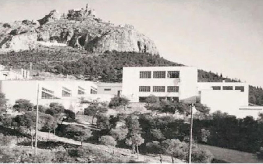 Tο Δημοτικό Σχολείο που έκτισε ο Πικιώνης, στα Πευκάκια του Λυκαβηττού́, το 1932.