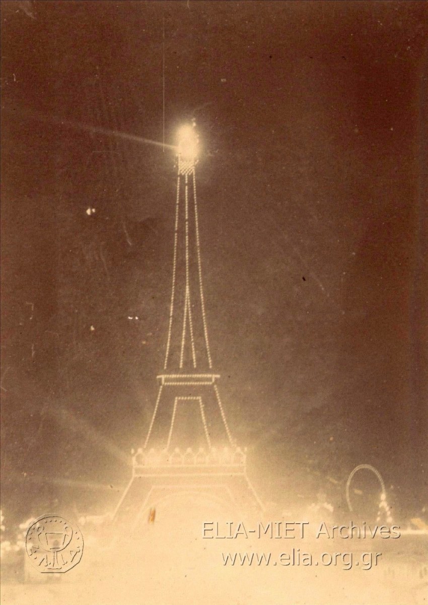Ο Πύργος του Άιφελ εορταστικάφωταγωγημένος-πάλι από το αρχείο Μακκά αποτελεί το σύμβολο της πόλης του Φωτός.
