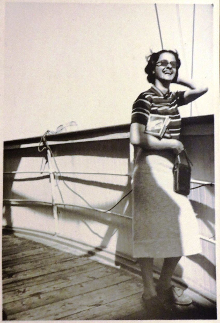 Η αείμνηστη Λιλή Αλιβιζάτου-Θεοτοκά, νέα στην κουπαστή πλοίου σε ένα από τα πολυάριθμα ταξίδια της.
