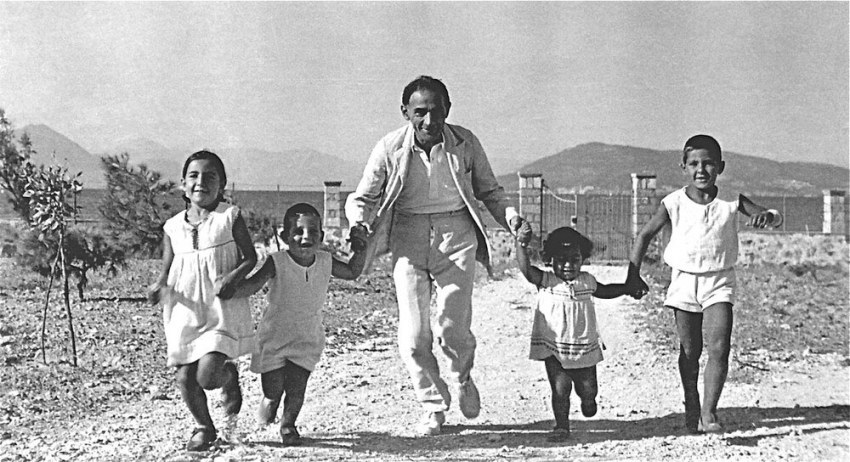 Με τα παιδιά του Ινώ, Ίωνα, Τάσο και Πέτρο στην Αίγινα περί το 1937.