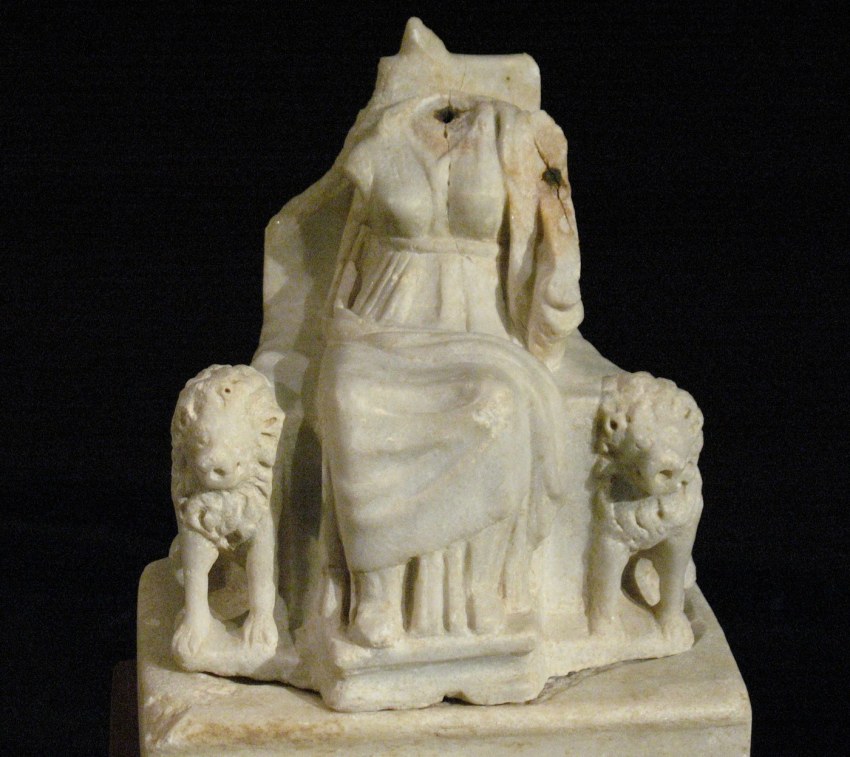 Μαρμάρινο αναθηματικό αγαλμάτιο Κυβέλης ανάμεσα σε λέοντες. Με το αριστερό της χέρι κρατά τύμπανο. Τέλος 1ου αι. π.Χ. Πόλης της Χίου (Αγ. Ιάκωβος – οικόπεδο Λουτράρη).