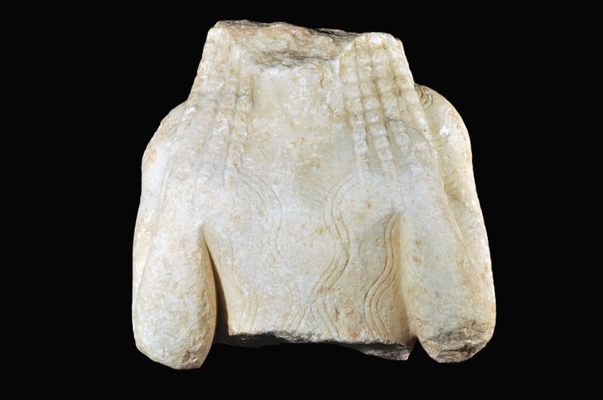 Μαρμάρινος κορμός Κόρης με τα χέρια στους ώμους σε στάση δέησης. 580-570 π.Χ. Πόλη της Χίου (Ατσική – Αγ. Ιωάννης).