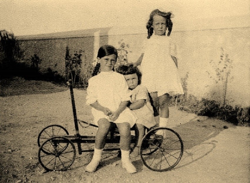  «Ιρέν, Άλεξ και Γρηγόρης εν τη οικία Παλ. Φαλήρου Πρωτέως 4, Ιούνιος 1916». Τα τρία παιδιά του Νικολάου και της Ελένης Μακκά.