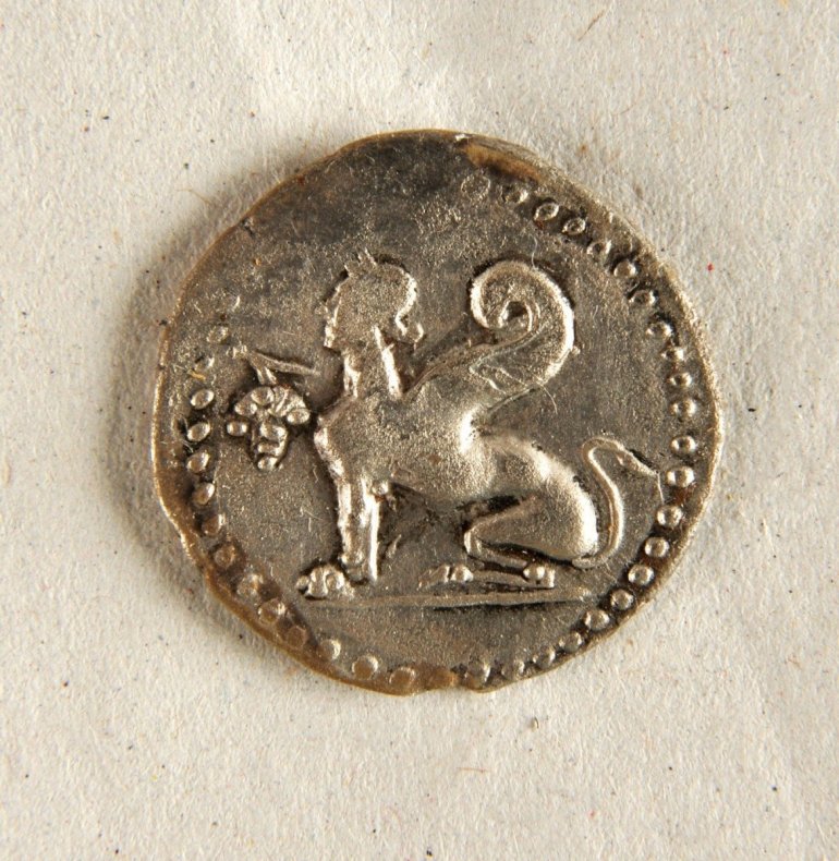 Αργυρό χιακό νόμισμα με παράσταση Σφίγγας που κρατά τσαμπί σταφύλι