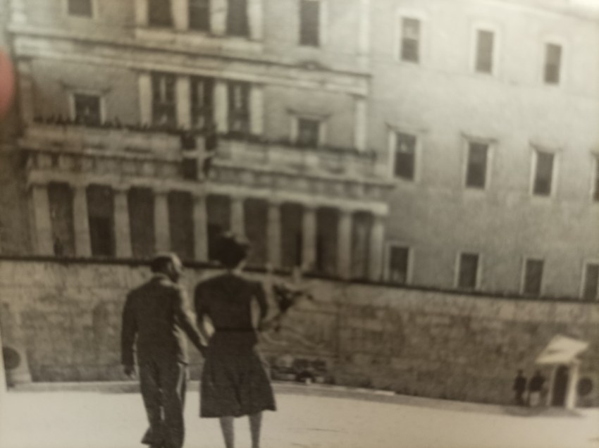 Ο καθηγητής της Ιατρικής χειρουργός Κωνσταντίνος  Αλιβιζάτος και η σύζυγός του Λιλή, στις 12 Οκτωβρίου 1944, ημέρα απελευθέρωσης των Αθηνών, πιασμένοι χέρι-χέρι, οδεύουν στο Μνημείο του Αγνώστου Στρατιώτου με ένα λουλούδι. Φόρος τιμής σε όλα τα θύματα της φρικιαστικής περιόδου της Κατοχής. Μια πρωτοβουλία σε ιδιωτικό επίπεδο που όμως φανερώνει το υψηλό πατριωτικό συναίσθημα του ζεύγους. Βεβαίως και δεν υπήρξε η μόνη.