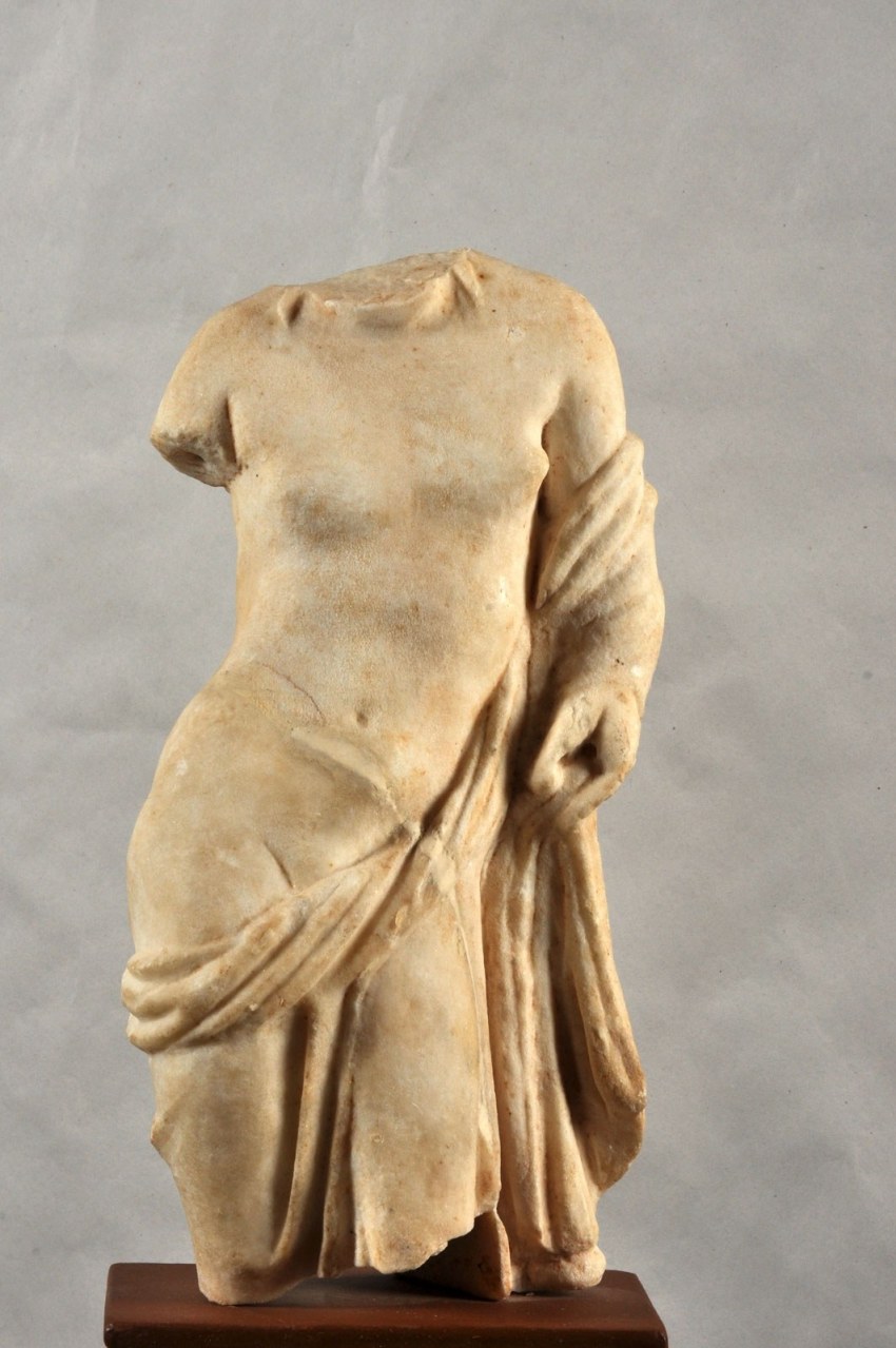 Μαρμάρινο αγαλμάτιο Αφροδίτης, στον τύπο της Στηριζομένης. Ύστεροι ελληνιστικοί χρόνοι. Αντίγραφο πραξιτελικού προτύπου του τέλους του 3ου αι. π.Χ. Περιοχή Παναγίας Βοήθειας