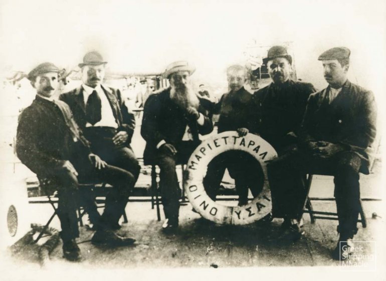 Αναμνηστική φωτογραφία επί του «MARIETTA RALLI». Δεξιά, διακρίνεται ο πρώτος πλοίαρχος του ατμόπλοιου και εκ των εννέα συνιδιοκτητών Χρήστος Μ. Λεμός.
