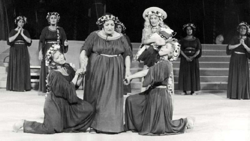  «Θεσμοφοριάζουσες» (1978). Εθνικό Θέατρο: Κεντρική Σκηνή. 8 και 9 Ιουλίου 1985 στο Αρχαίο Θέατρο της Επιδαύρου: Άννα Κυριακού (Χορός), Ελένη Χαλκούση (Μίκα), Ντίνος Ηλιόπουλος (Συγγενής), Πόπη Παπαδάκη (Χορός). Πίσω: Θεανώ Ιωαννίδου (Χορός), Κάκια Παναγιώτου (Τιμόκλεια). Στο κέντρο: Ελένη Ζαφειρίου (Μανία). Δεξιά: Βίλμα Κύρου (Χορός), Τζόλλυ Γαρμπή (Κρίτυλλα)