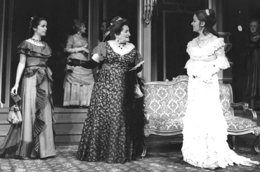  «Η βεντάλια της λαίδης Oυίντερμηρ» (1970). Εθνικό Θέατρο: Κεντρική Σκηνή. 29 Ιανουαρίου 1970 έως και 15 Μαρτίου 1970: Βάντα Καρακατσάνη (Λαίδη Αγάθα Κάρλαϋλ), Ελένη Χαλκούση (Δούκισσα του Μπέρικ), Βέρα Ζαβιτσιάνου (Λαίδη Ουίντερμηρ)