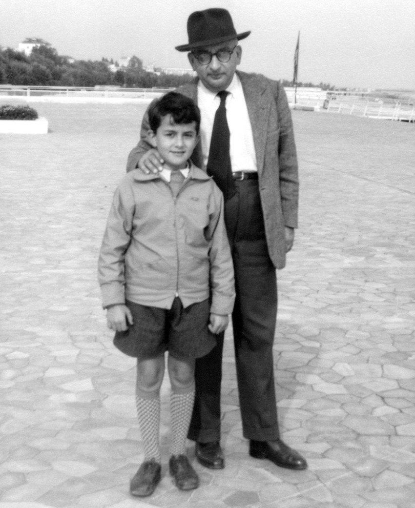 Ο ιατρός Κ. Αλιβιζάτος με το γιό του Νικόλαο το 1958 στη Βενετία. Είναι το πρώτο ταξείδι του κ. Ν. Αλιβιζάτου στο εξωτερικό.