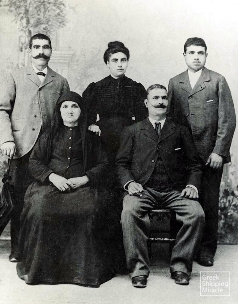 Ο πλοίαρχος και εφοπλιστής Κωνσταντής Μ. Λαιμός  (1855-1930) από τις Οινούσσες και η σύζυγός του Δέσποινα, με τρία από τα παιδιά τους.