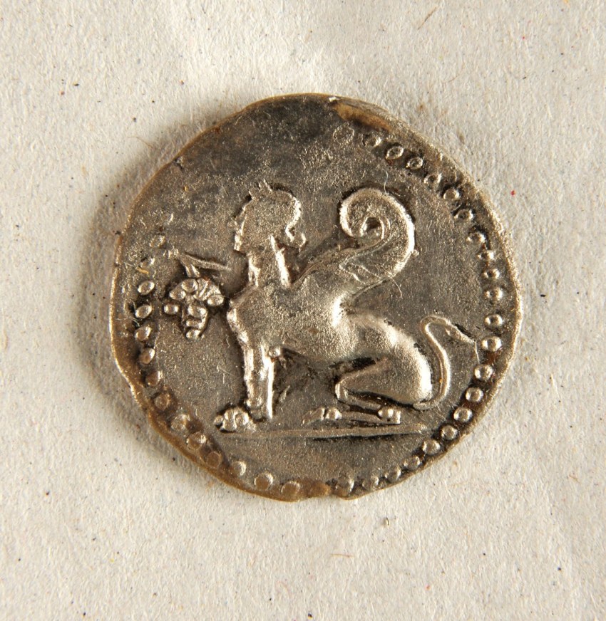 Αργυρό χιακό νόμισμα με παράσταση Σφίγγας που κρατά τσαμπί σταφύλι. 190-184 π.Χ.
