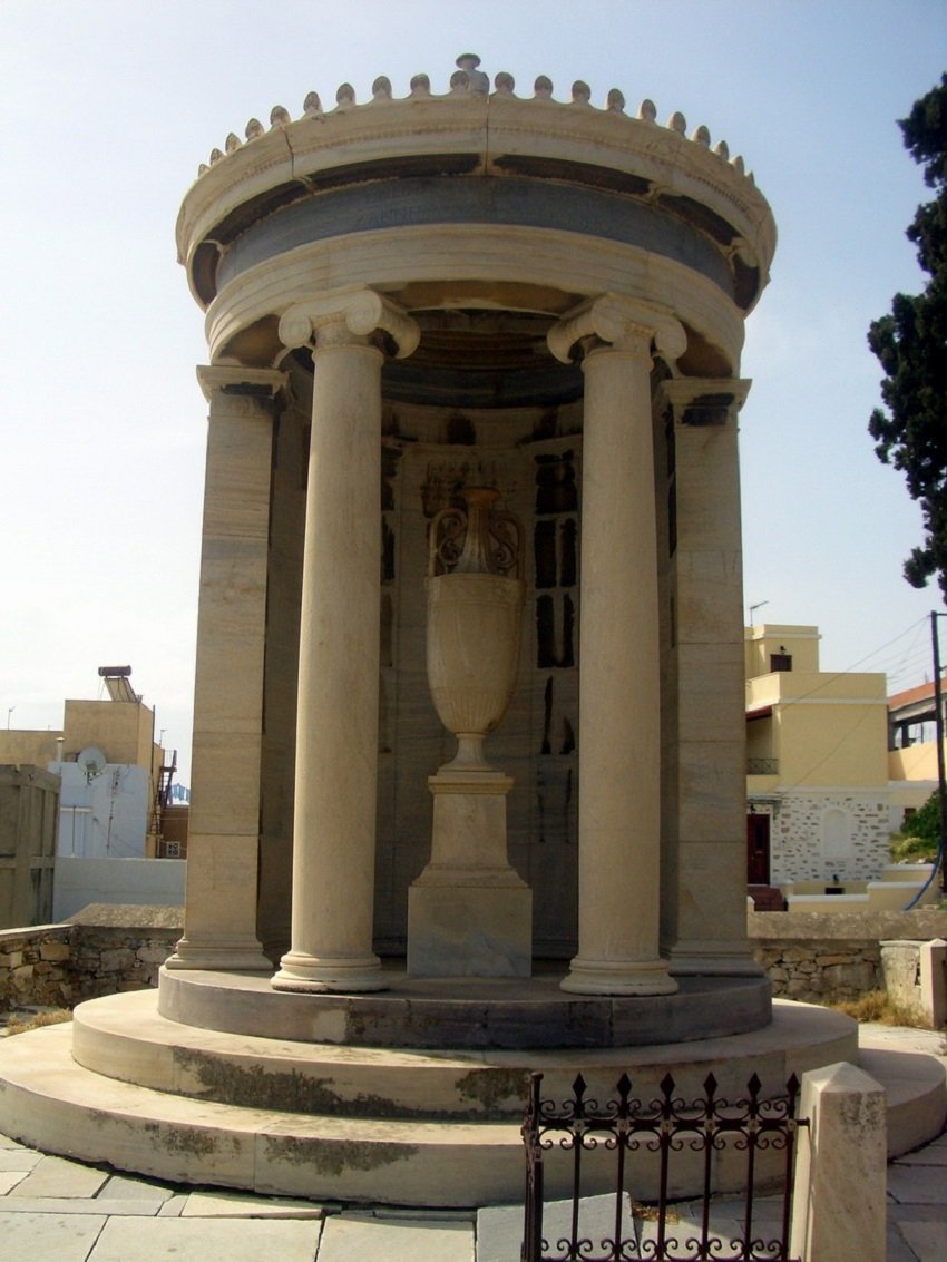 Το επιβλητικό Ταφικό Μνημείο των Πετροκοκκίνων στην Ερμούπολη.