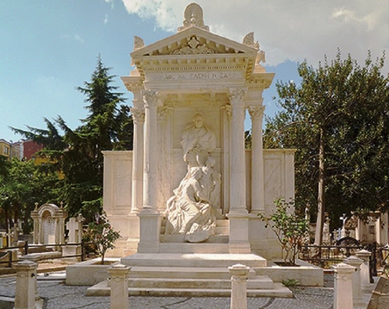 Το μαυσωλείο της οικογενείας Ζαρίφη θεωρείται το λαμπρότερο και πλέον περίτεχνο του Κοιμητηρίου του Σισλί.