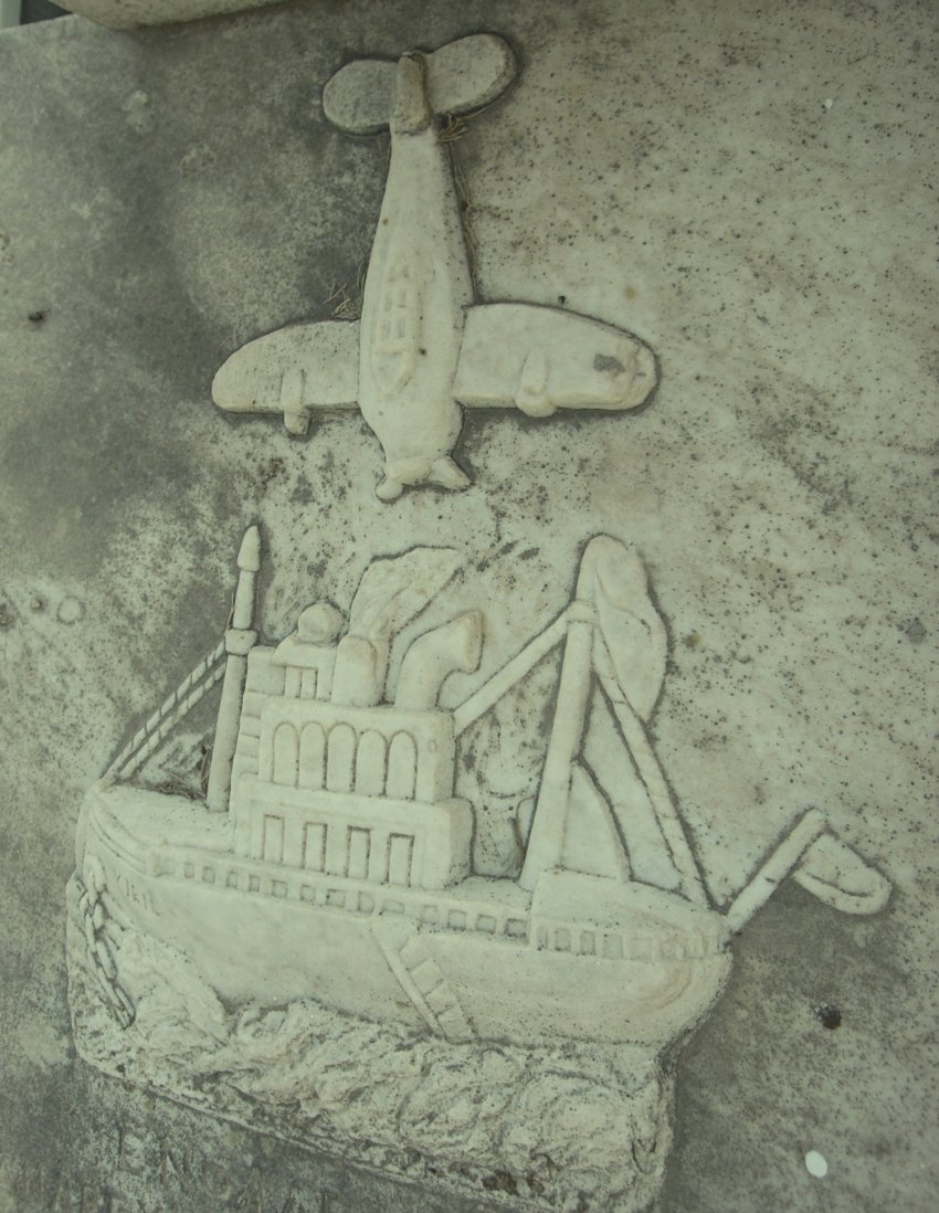 Η ανάγλυφη απεικόνιση του βομβαρδισμού του WIRIL στην επιτύμβια πλάκα.