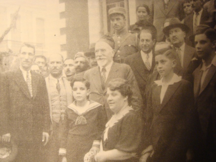 Ο Ελευθέριος Βενιζέλος το 1933 στην οικία Κοκκάλη, τότε οικία Μιχάλου. Σε πρώτο πλάνο η Καλλιόπη Μιχάλου και οι υιοί της, (Μακριδάκης, 2005).