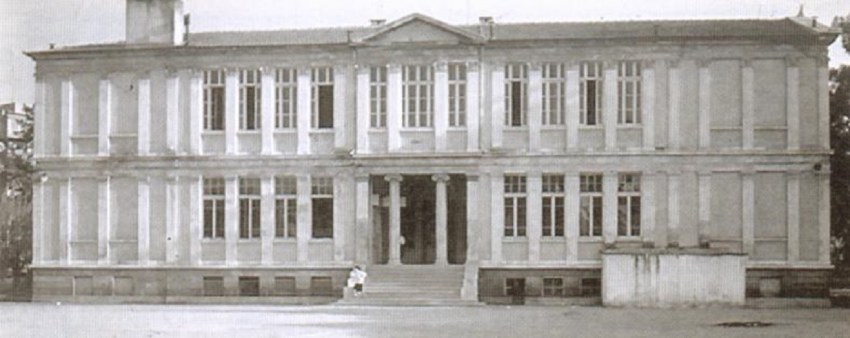 Το ιστορικό κτήριο στη Σμύρνη που καταστράφηκε ολοσχερώς το 1922.