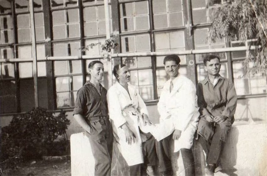 Ο Στέφανος Δ. Πατέρας με συνεργάτες του στις νέες εγκαταστάσεις (1965) της Εταιρείας στη Μάνδρα Αττικής.