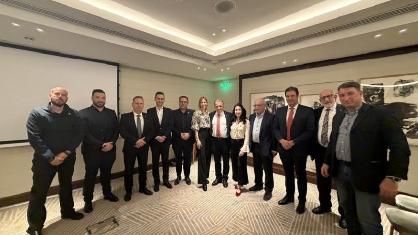 Οι Εκλεγμένοι για το 11μελές Δ.Σ. και αναπληρωματικά Μέλη του Δ.Σ. σε αναμνηστική φωτογραφία  Από αριστερά προς δεξιά: Μάριος Μπουγιούκας, Παντελής Κολάκης, Μάκης Κασμάς, Νίκος Κακαλής, Καπτ. Κώστας Γεόμελος, Μαρία Τριπολίτη, Καπτ. Αντώνης Πιτσιλός, Αθηνά Κολάκη, Κωνσταντίνος Αχλαδίτης, Παναγιώτης Καμαράδος, Ιωάννης Φαράκλας, Επαμεινώνδας Μπανός  