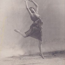 Η Ισιδώρα Ντάνκαν, η διάσημη Αμερικανίδα χορεύτρια που εμπνεύστηκε από τον αρχαίο ελληνικό πολιτισμό. Φωτογραφία των αρχών του 20ού αιώνα.