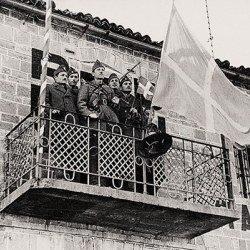 Κορυτσά, 22 Νοεμβρίου 1940. Έλληνες στρατιώτες στον εξώστη του δημαρχείου της πόλης, μετά την κατάληψή της από τον ελληνικό στρατό