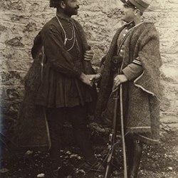 Ο αποσπασματάρχης Παπαδάκης με τον συλληφθέντα λήσταρχο Παπαδήμα.