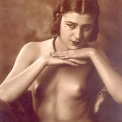 Γυμνό, φωτογραφία του Δημητρίου Γαζιάδη, τέλη του Μεσοπολέμου.