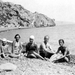 Η Χίος για την οικογένεια Θεοτοκά ήταν πάντα αφετηρία, καταφύγιο και προορισμός επιστροφής. Αυτό εξακολουθεί να ισχύει ακόμη. Στην μοναδική παραλία Μαύρα Βόλια τα αδέλφια με νεανική φιλοξενούμενη συντροφιά, στα χρόνια της πρώτης νεότητας.