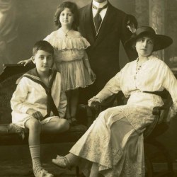 Η οικογένεια Μιχαήλ και Ανδρονίκης Θεοτοκά με τα παιδιά τους Γιώργο και Λιλή (Μαρία-Ελένη) στην Κωνσταντινούπολη.